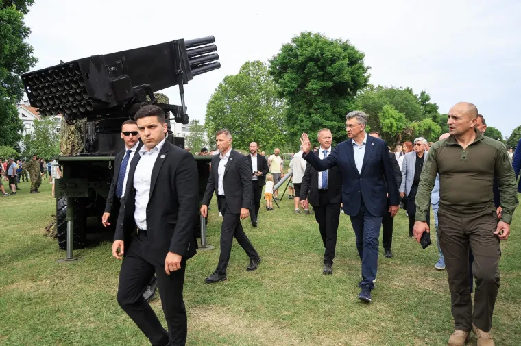 Hrvati pozirali s oružjem Hrvatske vojske na Jarunu