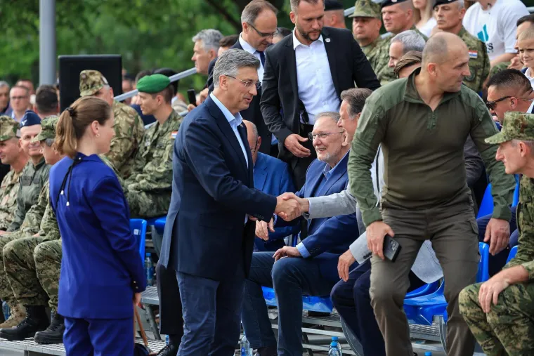 Hrvati pozirali s oružjem Hrvatske vojske na Jarunu