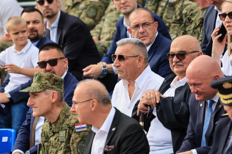 Hrvati pozirali s oružjem Hrvatske vojske na Jarunu