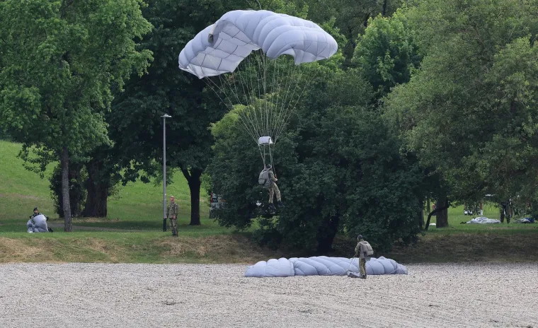 Tom Cruise, gleda&scaron; li? Pilot Rafalea izveo čudesan potez kao iz Top Guna