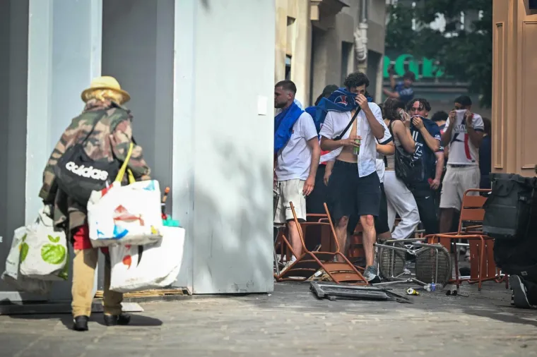 Navijači su doslovno zapalili Pariz: Fotografije kao da su iz ratne zone