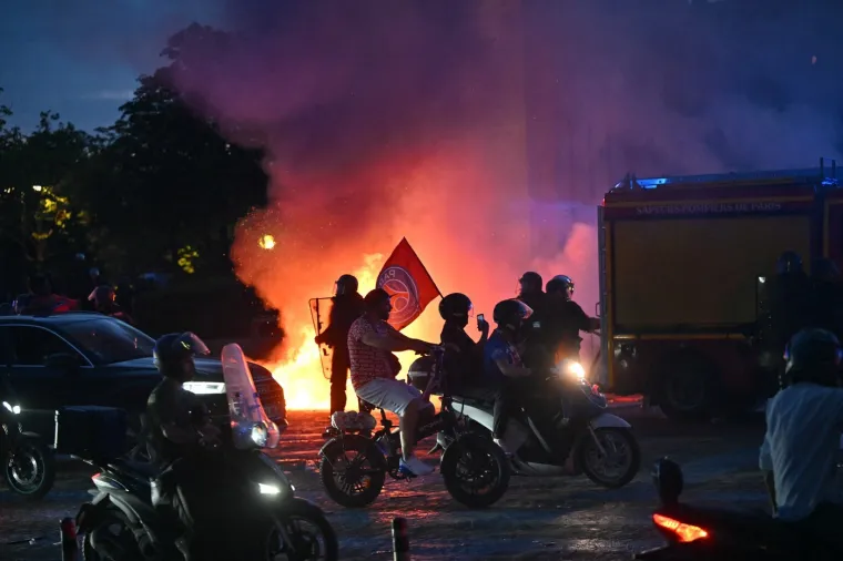 Navijači su doslovno zapalili Pariz: Fotografije kao da su iz ratne zone