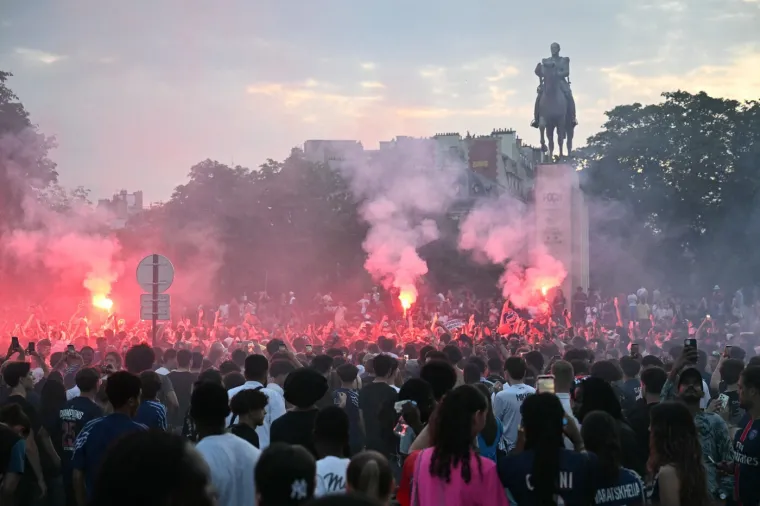 Navijači su doslovno zapalili Pariz: Fotografije kao da su iz ratne zone