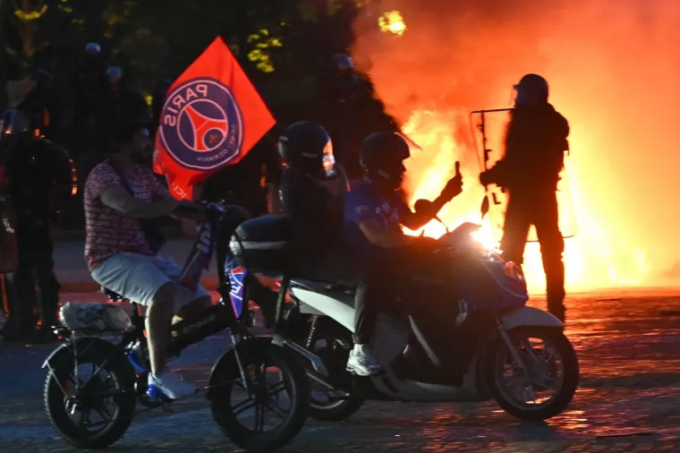 Navijači su doslovno zapalili Pariz: Fotografije kao da su iz ratne zone