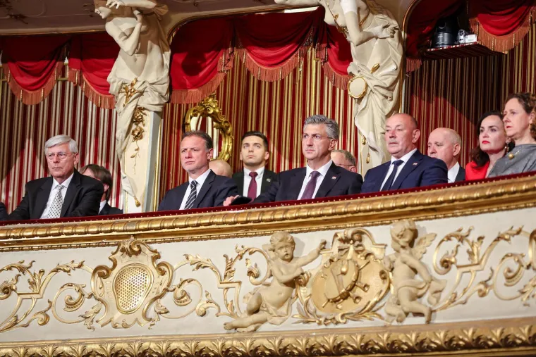 Dan državnosti u HNK-u: Premijer u prvom redu, ali ministrice u toaletama ukrale svu pažnju