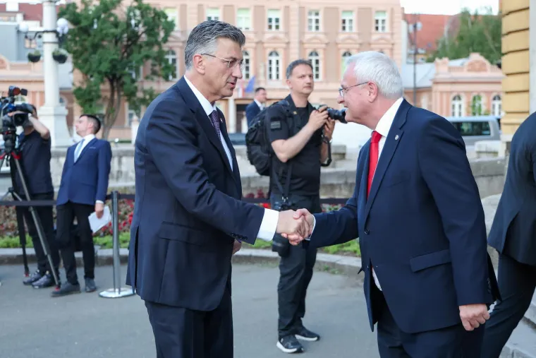 Dan državnosti u HNK-u: Premijer u prvom redu, ali ministrice u toaletama ukrale svu pažnju