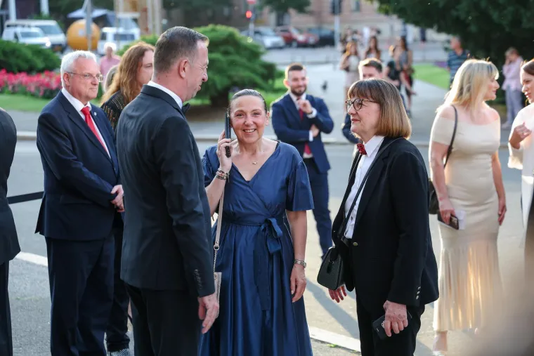 Dan državnosti u HNK-u: Premijer u prvom redu, ali ministrice u toaletama ukrale svu pažnju