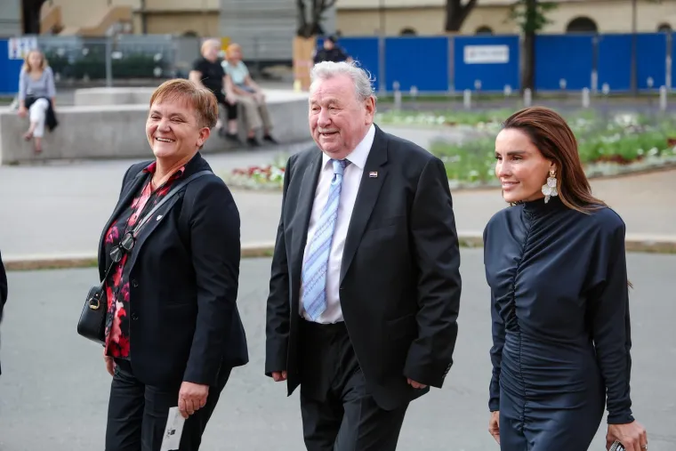 Dan državnosti u HNK-u: Premijer u prvom redu, ali ministrice u toaletama ukrale svu pažnju
