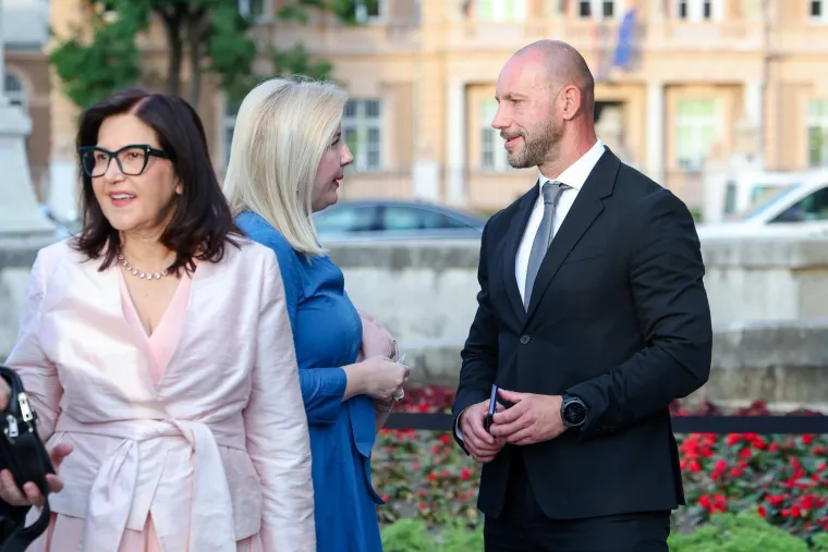 Dan državnosti u HNK-u: Premijer u prvom redu, ali ministrice u toaletama ukrale svu pažnju