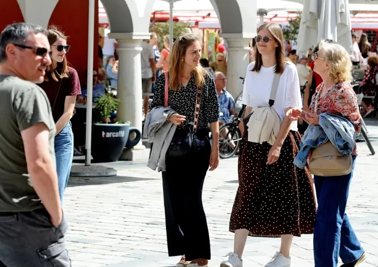 Nasmijana brineta u dru&scaron;tvu 'tri mu&scaron;ketira' ukrala poglede na varaždinskoj &scaron;pici