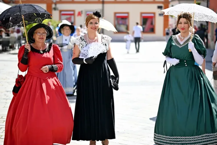 Nasmijana brineta u dru&scaron;tvu 'tri mu&scaron;ketira' ukrala poglede na varaždinskoj &scaron;pici