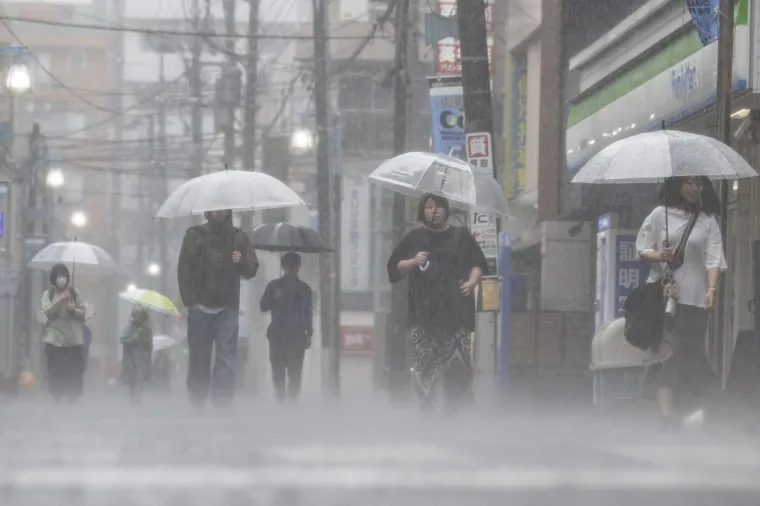 Poplavljene ulice, oborena stabla i tisuće bez struje: Udarila ih je moćna tropska oluja