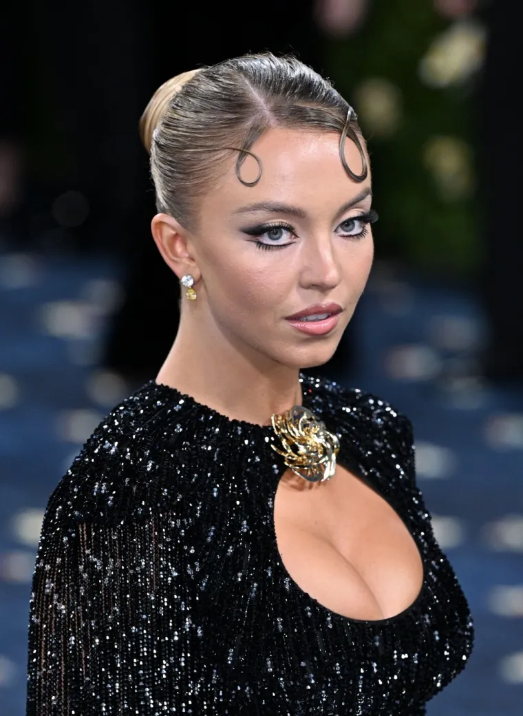 Zmija oko vrata i provokativne poze: Ovako je Sydney Sweeney u&scaron;utkala kritičare