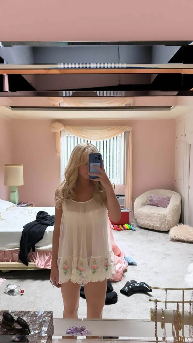 Zmija oko vrata i provokativne poze: Ovako je Sydney Sweeney u&scaron;utkala kritičare