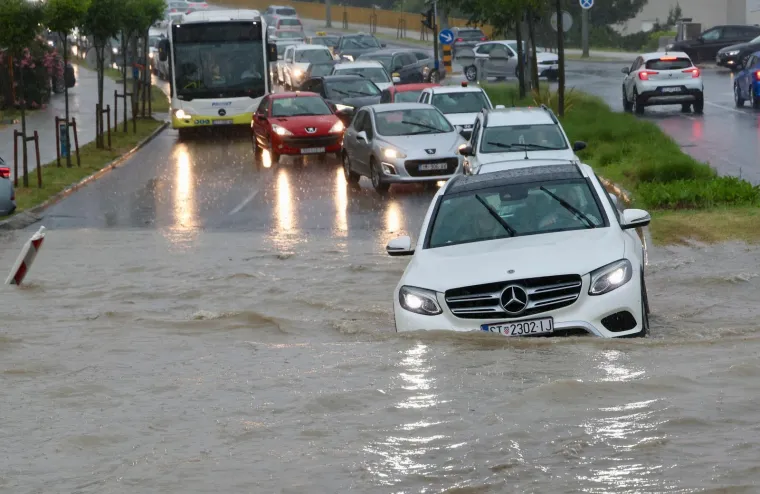 Obilna ki&scaron;a se obru&scaron;ila na Split: Automobili i autobus zaglavili usred vodene bujice