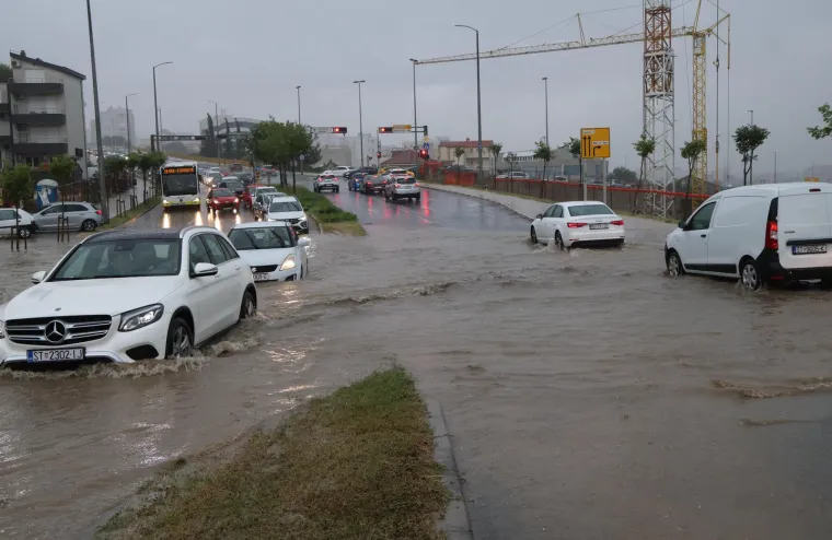 Obilna ki&scaron;a se obru&scaron;ila na Split: Automobili i autobus zaglavili usred vodene bujice