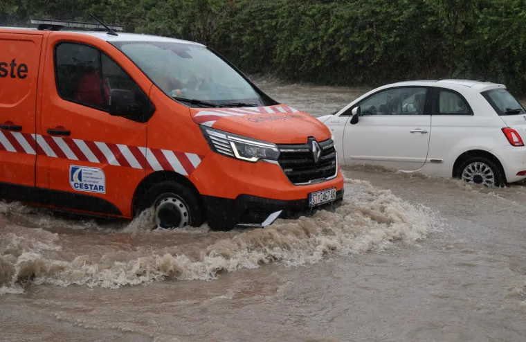 Obilna ki&scaron;a se obru&scaron;ila na Split: Automobili i autobus zaglavili usred vodene bujice