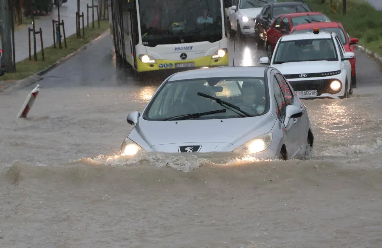 Obilna ki&scaron;a se obru&scaron;ila na Split: Automobili i autobus zaglavili usred vodene bujice