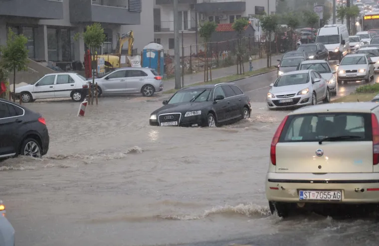 Obilna ki&scaron;a se obru&scaron;ila na Split: Automobili i autobus zaglavili usred vodene bujice