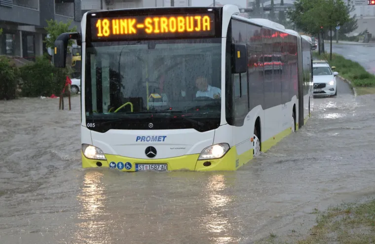 Obilna ki&scaron;a se obru&scaron;ila na Split: Automobili i autobus zaglavili usred vodene bujice