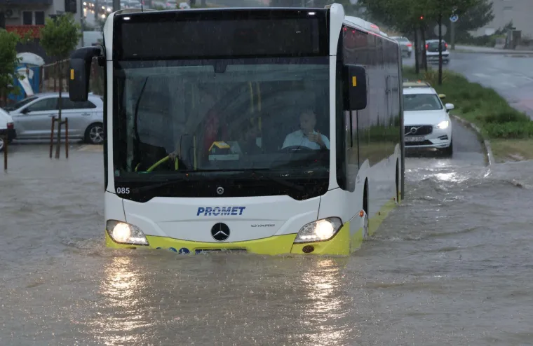 Obilna ki&scaron;a se obru&scaron;ila na Split: Automobili i autobus zaglavili usred vodene bujice