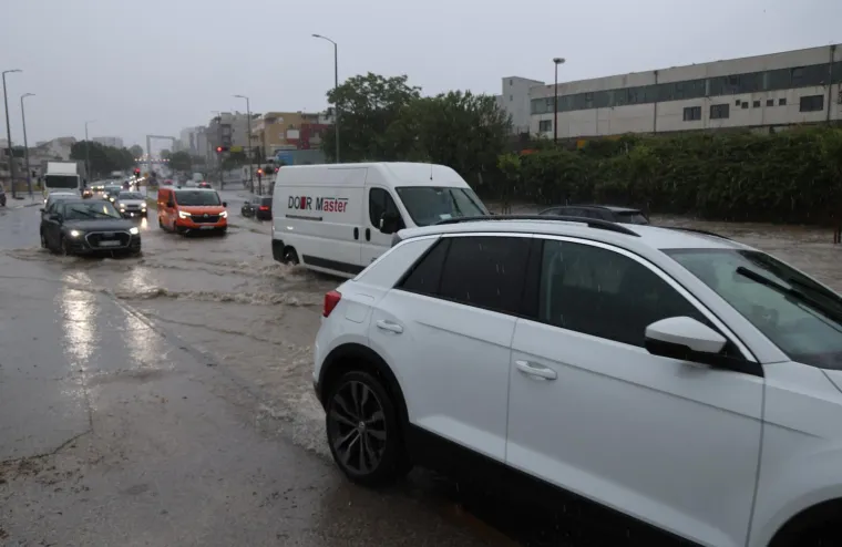 Obilna ki&scaron;a se obru&scaron;ila na Split: Automobili i autobus zaglavili usred vodene bujice