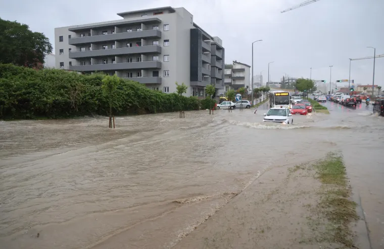 Obilna ki&scaron;a se obru&scaron;ila na Split: Automobili i autobus zaglavili usred vodene bujice
