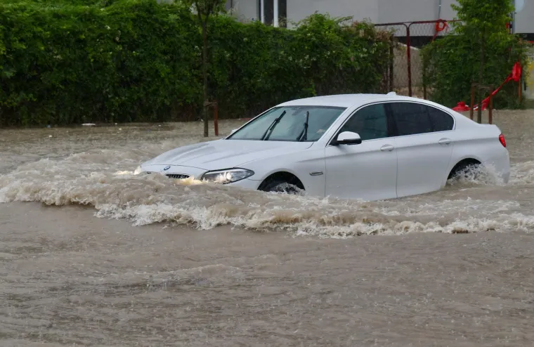 Obilna ki&scaron;a se obru&scaron;ila na Split: Automobili i autobus zaglavili usred vodene bujice