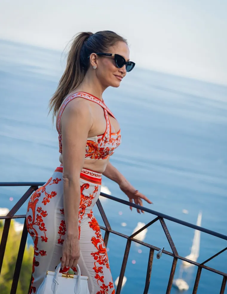 Seks-simbol koji ne stari: Jennifer Lopez u izdanjima koja su ostavila malo toga ma&scaron;ti