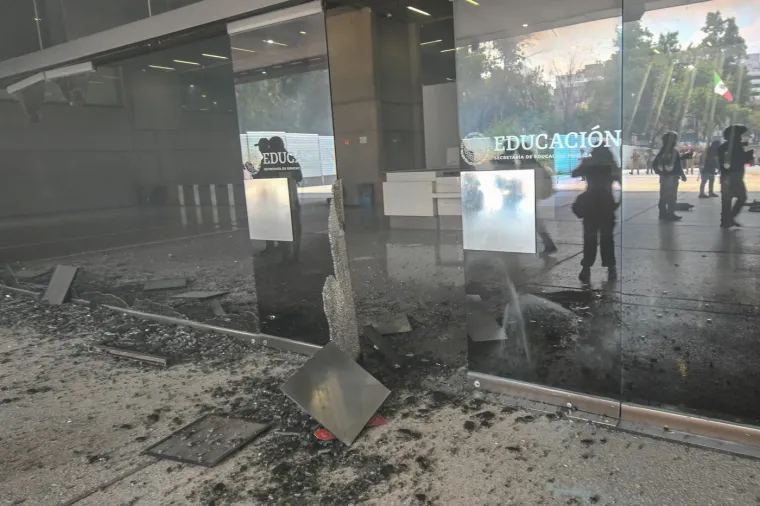 Domaćin u problemu: Vatra, suzavac i gumeni meci samo tjedan dana prije otvaranja SP-a