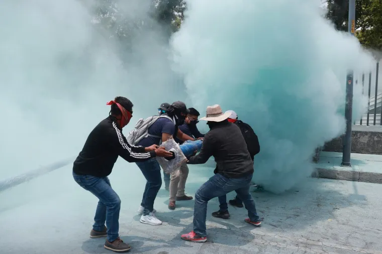 Domaćin u problemu: Vatra, suzavac i gumeni meci samo tjedan dana prije otvaranja SP-a