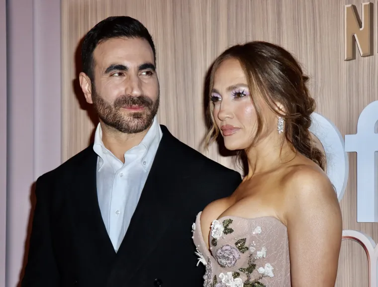Provokativna haljina jedva je zadržala bujne grudi Jennifer Lopez: 'Nije prije imala ovakve'