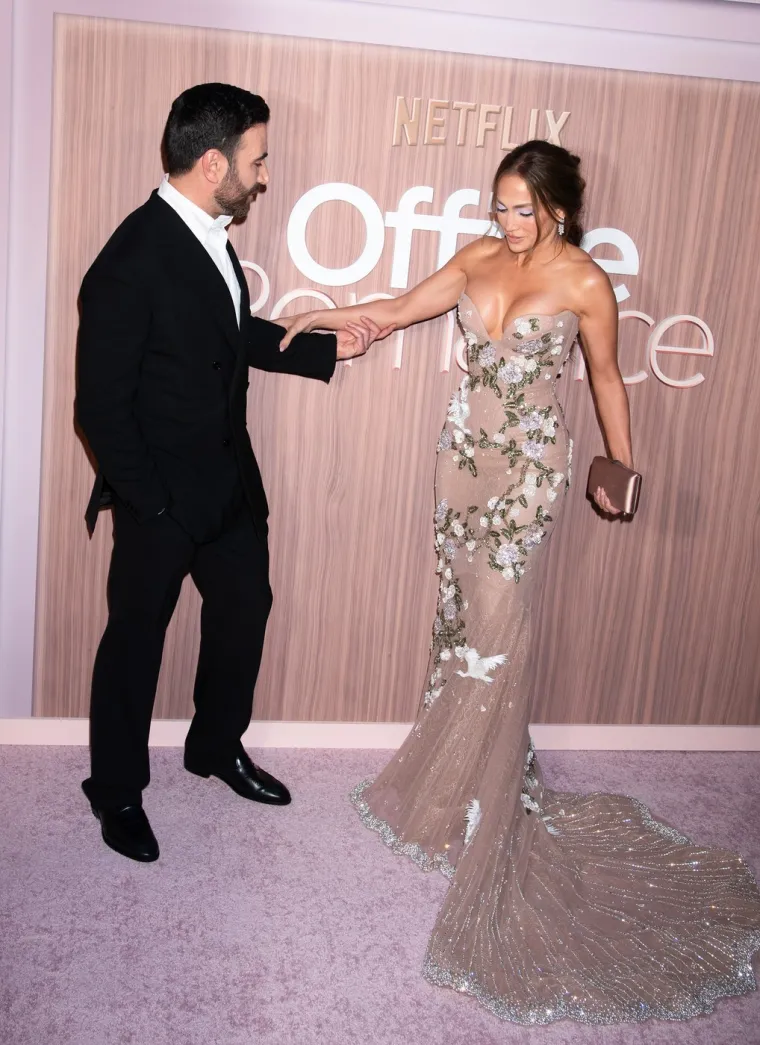 Provokativna haljina jedva je zadržala bujne grudi Jennifer Lopez: 'Nije prije imala ovakve'