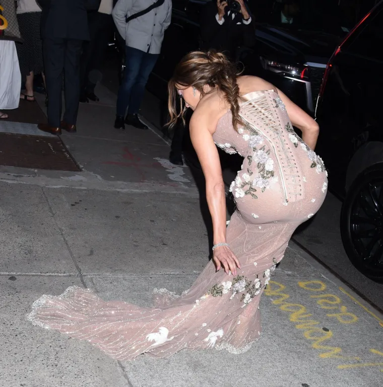 Provokativna haljina jedva je zadržala bujne grudi Jennifer Lopez: 'Nije prije imala ovakve'