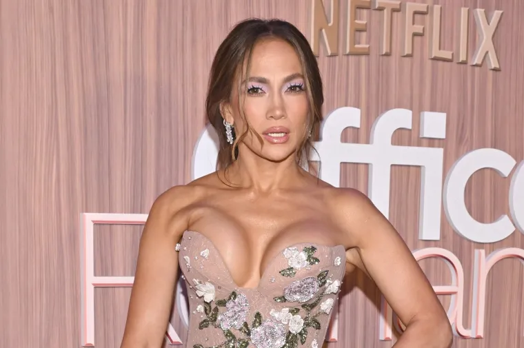 Provokativna haljina jedva je zadržala bujne grudi Jennifer Lopez: 'Nije prije imala ovakve'
