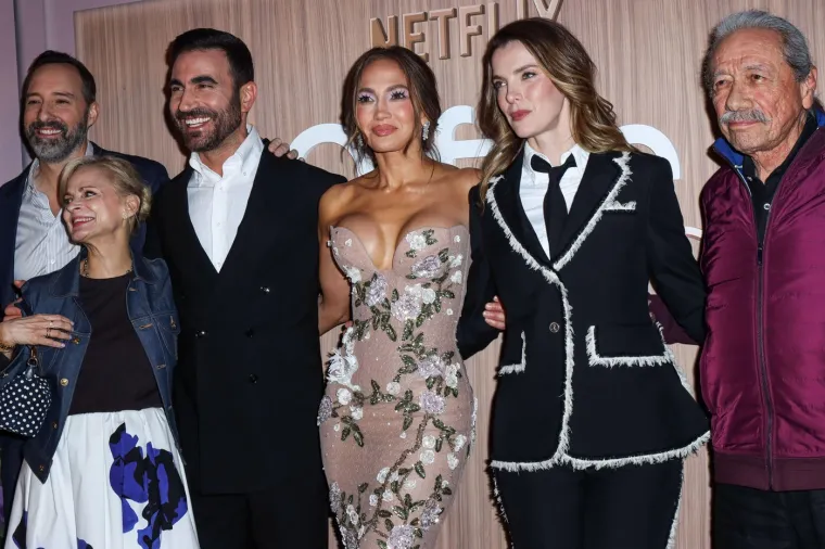 Provokativna haljina jedva je zadržala bujne grudi Jennifer Lopez: 'Nije prije imala ovakve'