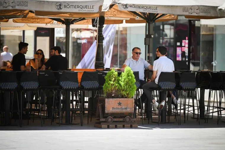 Lijepe brinete plijenile pažnju u centru Zagreba: Pogledajte kako je to izgledalo