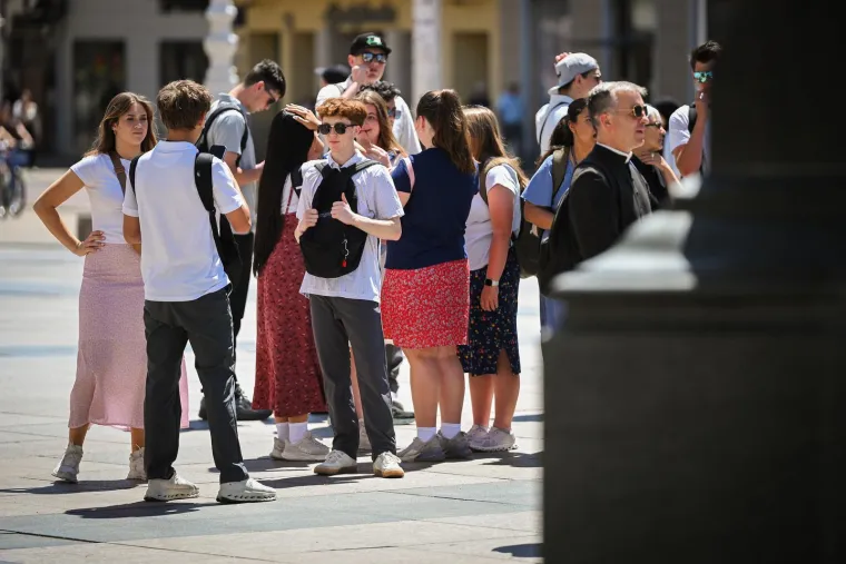 Lijepe brinete plijenile pažnju u centru Zagreba: Pogledajte kako je to izgledalo
