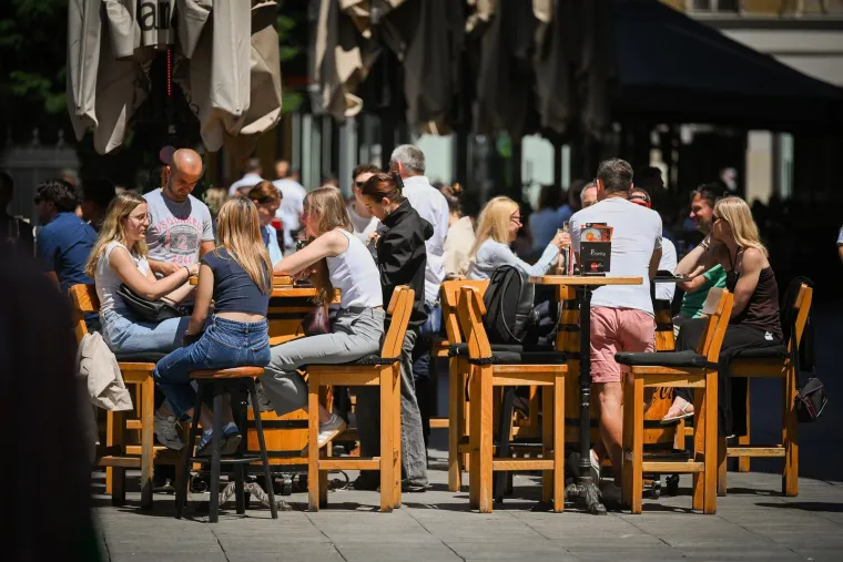Lijepe brinete plijenile pažnju u centru Zagreba: Pogledajte kako je to izgledalo
