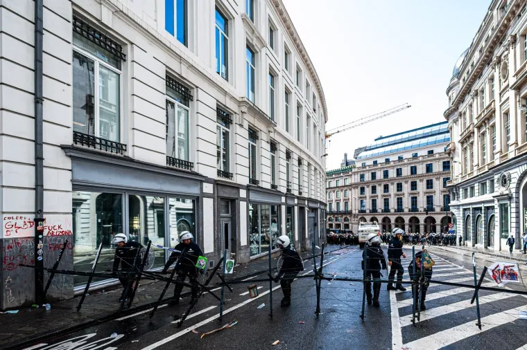 Pobuna u Bruxellesu: Palili ograde i bicikle, interventirala policija
