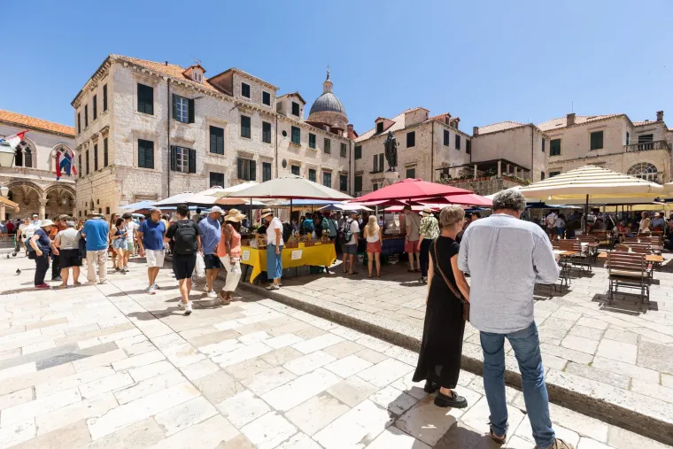Produženi vikend izmamio kupače na plaže: Pogledajte prizore iz Splita i Dubrovnika