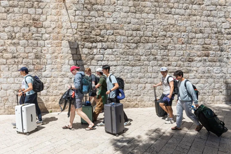 Produženi vikend izmamio kupače na plaže: Pogledajte prizore iz Splita i Dubrovnika
