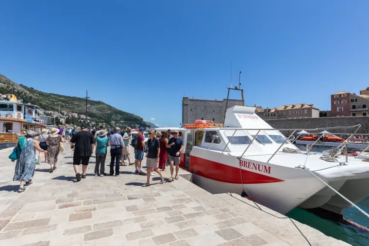 Produženi vikend izmamio kupače na plaže: Pogledajte prizore iz Splita i Dubrovnika
