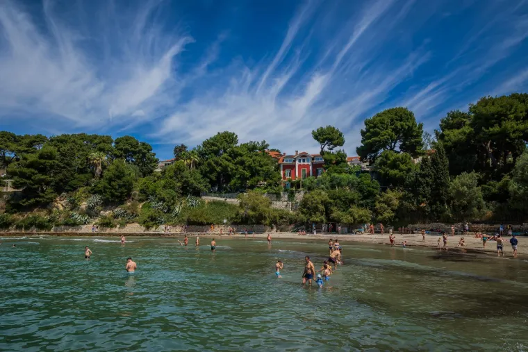 Produženi vikend izmamio kupače na plaže: Pogledajte prizore iz Splita i Dubrovnika