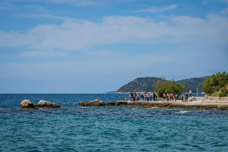 Produženi vikend izmamio kupače na plaže: Pogledajte prizore iz Splita i Dubrovnika