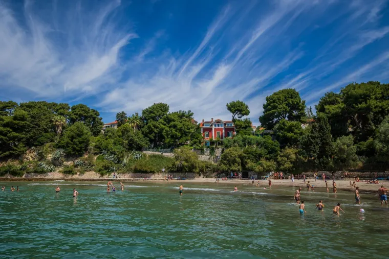 Produženi vikend izmamio kupače na plaže: Pogledajte prizore iz Splita i Dubrovnika