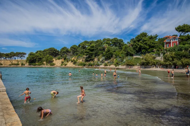 Produženi vikend izmamio kupače na plaže: Pogledajte prizore iz Splita i Dubrovnika