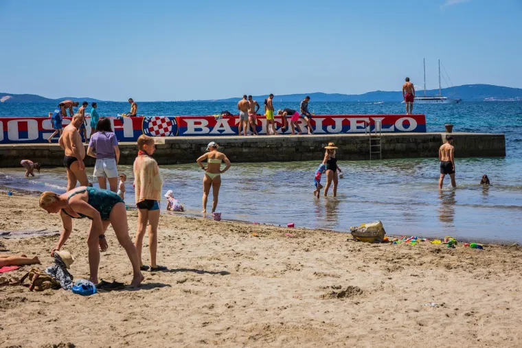 Produženi vikend izmamio kupače na plaže: Pogledajte prizore iz Splita i Dubrovnika
