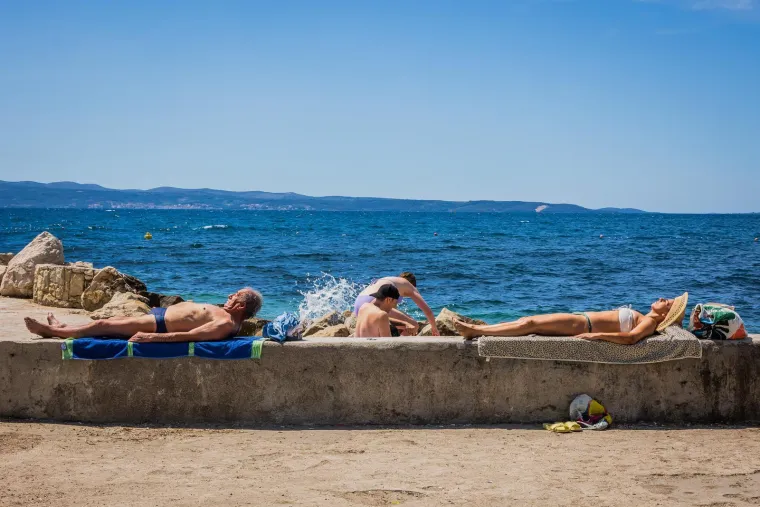 Produženi vikend izmamio kupače na plaže: Pogledajte prizore iz Splita i Dubrovnika