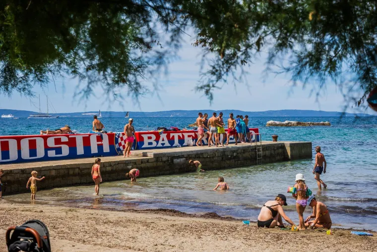 Produženi vikend izmamio kupače na plaže: Pogledajte prizore iz Splita i Dubrovnika